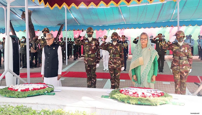 টুঙ্গিপাড়ায় বঙ্গবন্ধুর সমাধিসৌধে রাষ্ট্রপতি ও প্রধানমন্ত্রীর শ্রদ্ধা