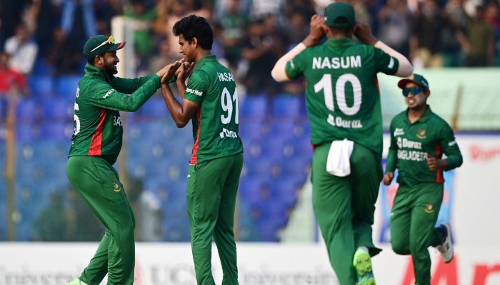 মঈন আলীকে ফেরালেন মিরাজ
