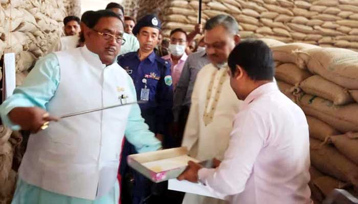 ‘কার্ডের মাধ্যমে ওএমএসের চাল-আটা বিক্রি শিগগিরই’