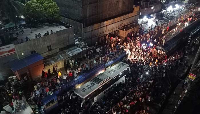 মালিবাগ রেলগেটে বাস-ট্রেন সংঘর্ষ