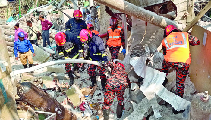 সীতাকুণ্ডে বিস্ফোরণ: নিয়ম না মেনেই চলছিল অদক্ষ জনবলে