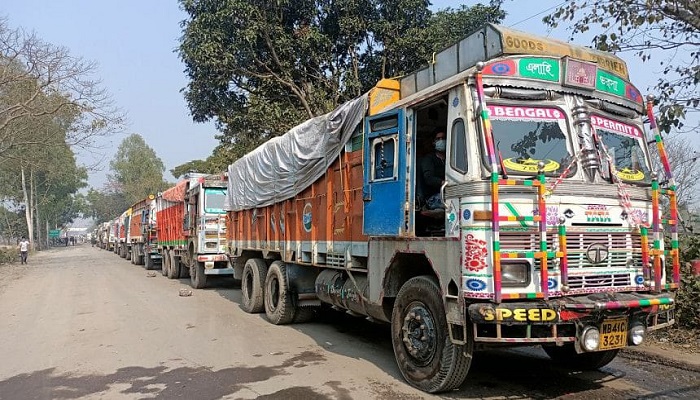 বুড়িমারী স্থলবন্দরে যানজট, ভোগান্তি চরমে