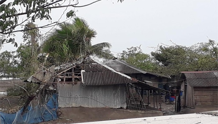 শ্যামনগরে টর্নেডোর আঘাতে ৪৫ ঘর-বাড়ি বিধ্বস্ত