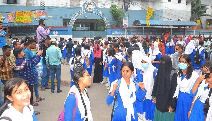পা ধরতে বাধ্য করায় বিচারক বদলি