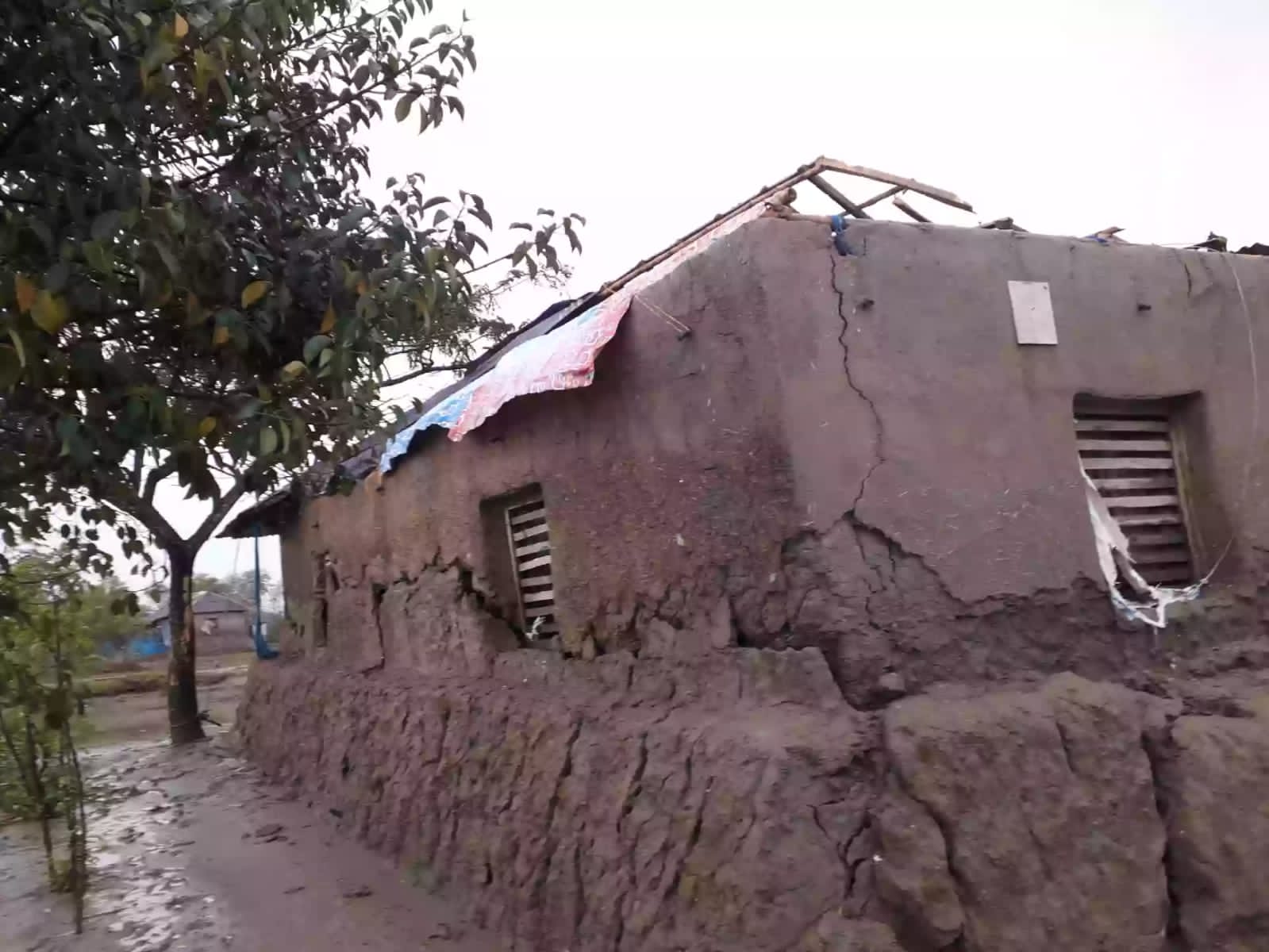 শ্যামনগরে টর্নেডোর আঘাতে ৪৫ ঘর-বাড়ি বিধ্বস্ত