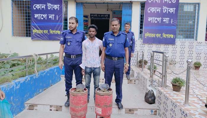 অভিনব কায়দায় গ্যাসের সিলিন্ডারে গাঁজা পাচার