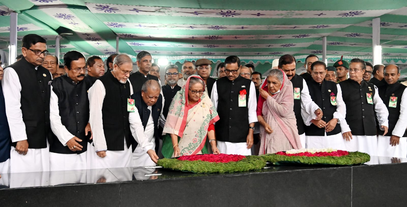 স্মৃতিসৌধে রাষ্ট্রপতি-প্রধানমন্ত্রীর শ্রদ্ধা