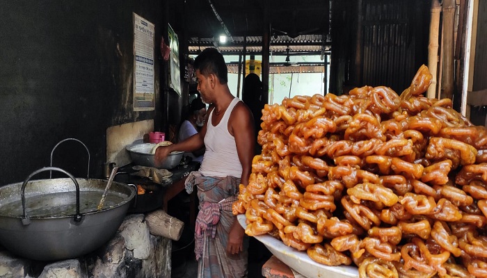 ইফতারে মন ভোলাচ্ছে সেলিম হোটেলের গুড়ের জিলাপি