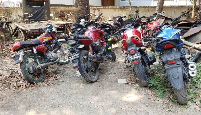 বোয়ালমারীতে চোরাই ৩ মোটরসাইকেল উদ্ধার