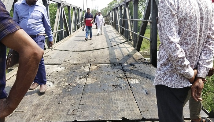 ব্রিজের পাটাতন ভেঙ্গে নদীতে, যান চলাচল বন্ধ