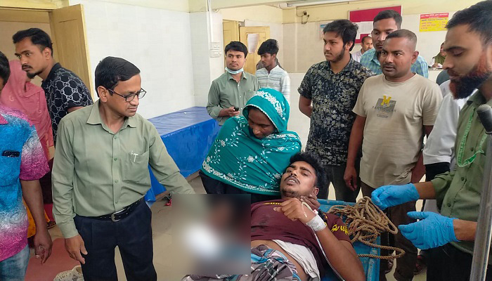 শিবগঞ্জে পরকীয়ার জেরে যুবকের কবজি কর্তন