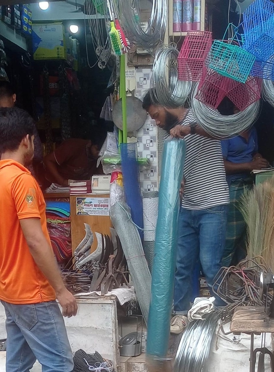 মাধবপুরে অবাধে বিক্রি হচ্ছে পলিথিন