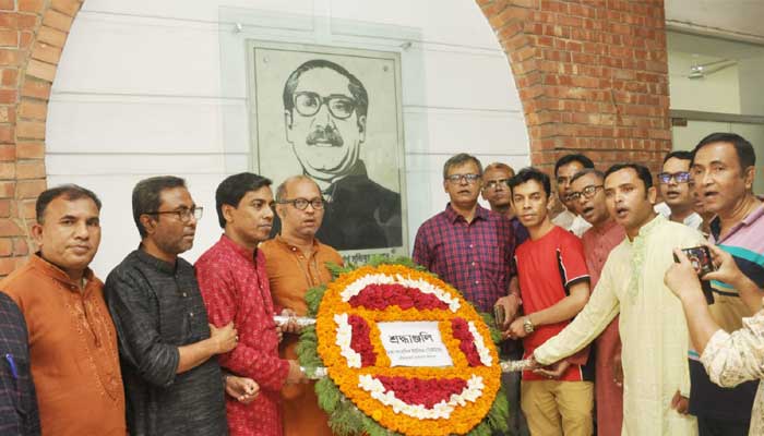 স্বাধীনতা দিবসে বঙ্গবন্ধুর প্রতিকৃতিতে ডিইউজের শ্রদ্ধা