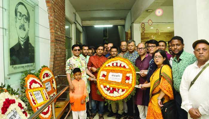 বঙ্গবন্ধুর প্রতিকৃতিতে ডিইউজের শ্রদ্ধা