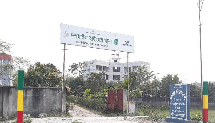 চিরিরবন্দরে ট্রাকের চাকায় পৃষ্ট হয়ে কলেজছাত্রীর মৃত্যু 