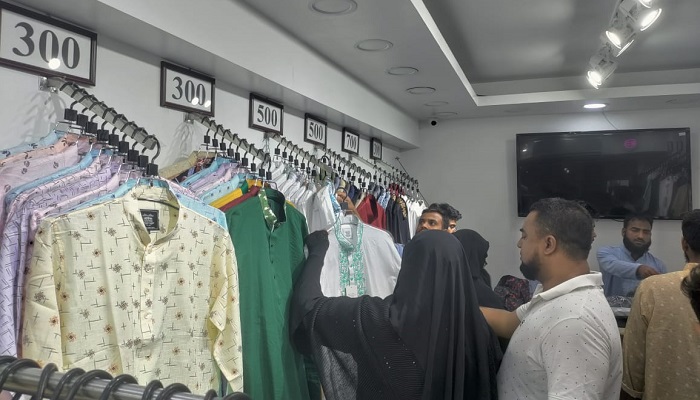 নবীন ফ্যাশনের লাভের টাকা চলে যায় মানবতার সেবায়