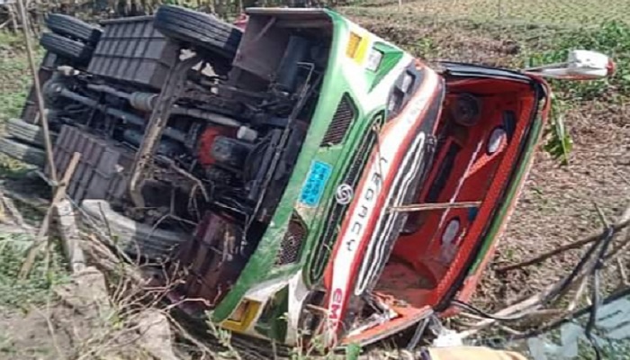 বরগুনায় বাস খাদে, আইনজীবী নিহত