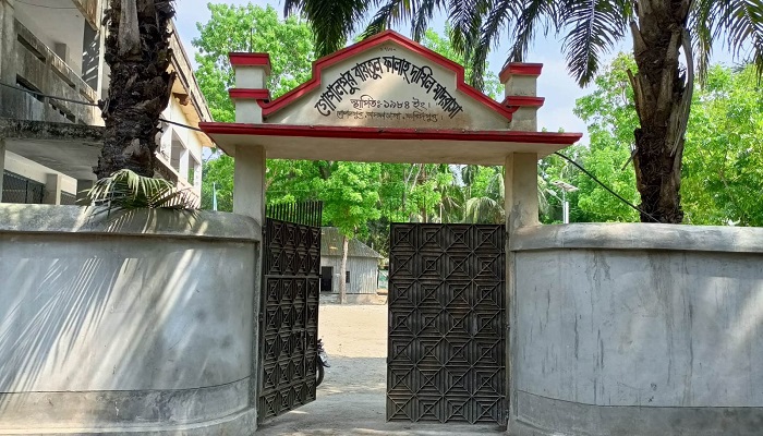 ছাত্রীদের উত্ত্যক্তের প্রতিবাদ করায় তিন শিক্ষকের ওপর হামলা
