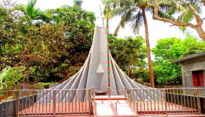 শ্যামনগরে জামায়াত নেতার অনুদানে স্মৃতিসৌধ তৈরি!