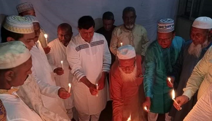 কবিরহাটে কালোরাত ও গণহত্যা স্মরণে মোমবাতি প্রজ্বলন