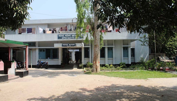 তারাবির নামাজ পর দেশীয় অস্ত্র নিয়ে অতর্কিত হামলা