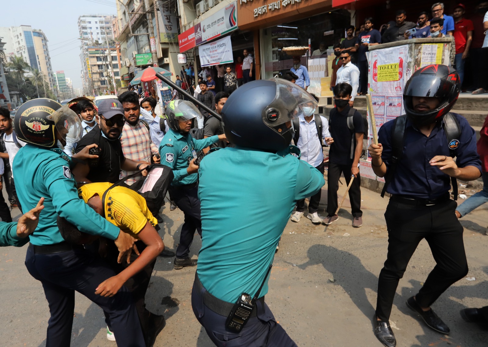 সায়েন্স ল্যাবে তিন প্রতিষ্ঠানের শিক্ষার্থীদের মধ্যে সংঘর্ষ