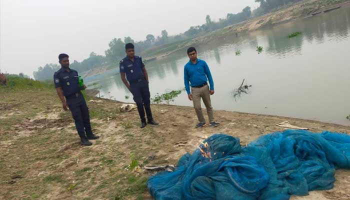 আত্রাইয়ে ঘের দিয়ে মাছ শিকার, ৩০০ মি. জাল জব্দ