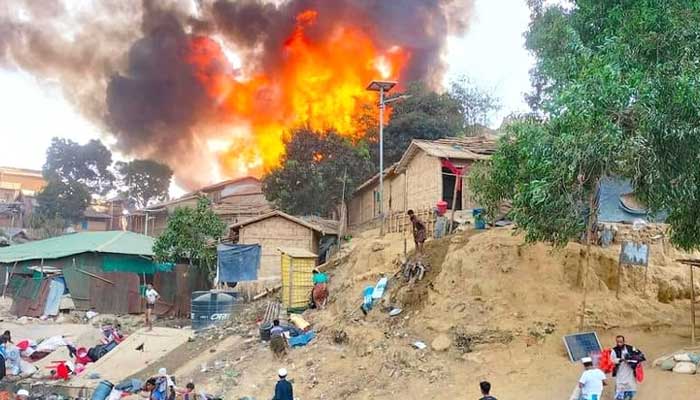 রোহিঙ্গা ক্যাম্পে আগুন, সন্দেহভাজন যুবক আটক