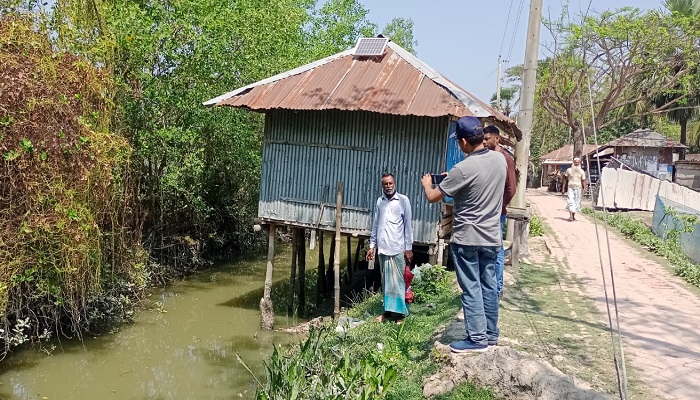 মোরেলগঞ্জে সরকারি খাল দখল করে দোকানঘর নির্মাণ