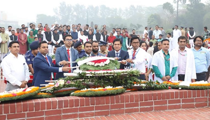স্মৃতিসৌধে সর্বস্তরের মানুষের শ্রদ্ধা