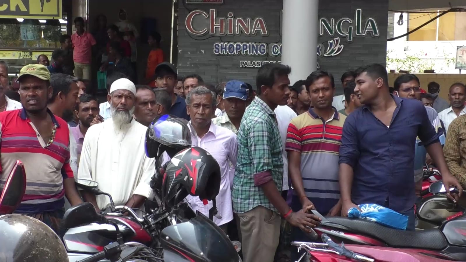 সাতক্ষীরায় এনজিও’র হাতিয়ে নেয়া টাকা ফেরতের দাবিতে ধর্মঘট