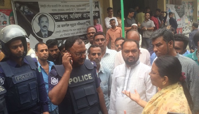 ব্যানারে নেই এমপির নাম, স্বেচ্ছাসেবক লীগ নেতাকে প্রহার