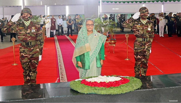জাতির পিতার প্রতিকৃতিতে প্রধানমন্ত্রীর শ্রদ্ধা