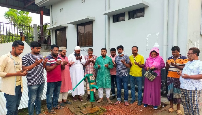 ঝিকরগাছায় ইউনিটি ক্লাবের পক্ষ থেকে নলকূপ স্থাপন
