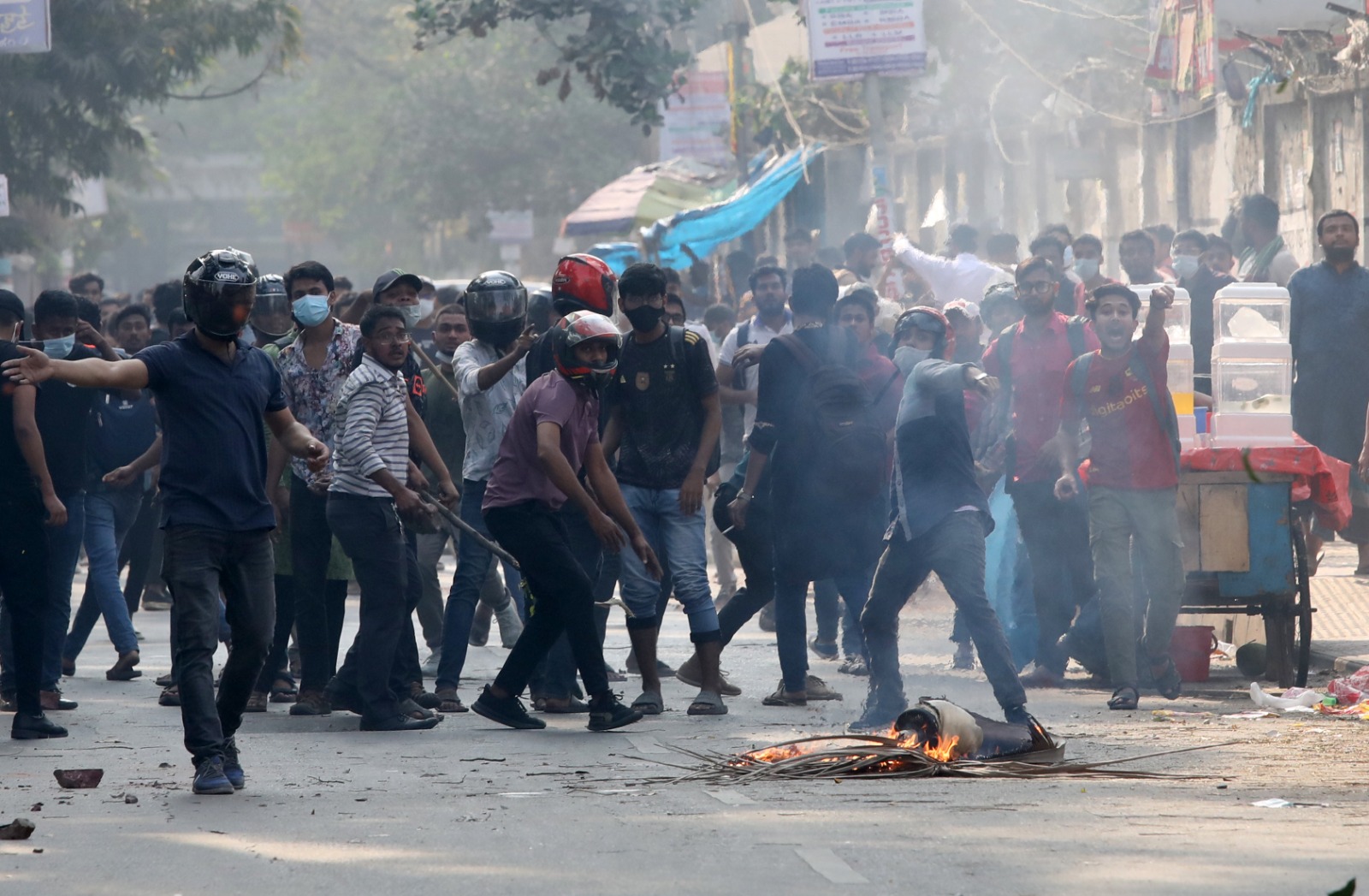 সায়েন্স ল্যাবে তিন প্রতিষ্ঠানের শিক্ষার্থীদের মধ্যে সংঘর্ষ