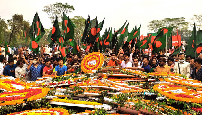 স্মৃতিসৌধে সর্বস্তরের মানুষের শ্রদ্ধা