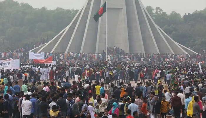 স্মৃতিসৌধে সর্বস্তরের মানুষের শ্রদ্ধা