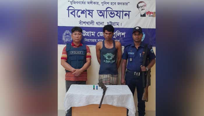 বাঁশখালীতে দেশীয় অস্ত্রসহ আটক ১