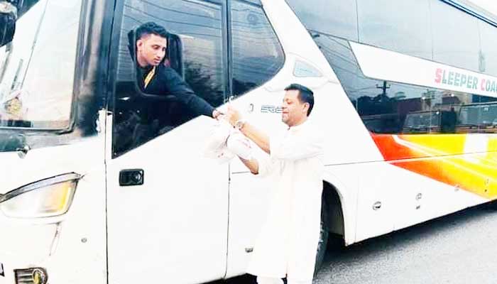 মহাসড়কে রোজাদারদের অপেক্ষায় মেয়র