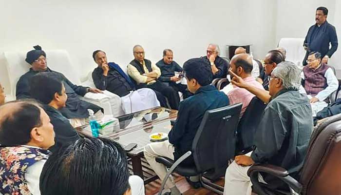 কংগ্রেসের বৈঠকে তৃণমূল, কালো পোশাকে সংসদে বিক্ষোভ