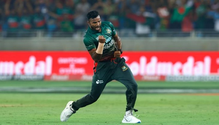৬ উইকেট হারিয়ে বিপর্যয়ে আইরিশরা