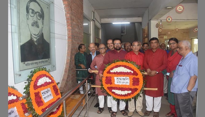 বঙ্গবন্ধুকে শ্রদ্ধা জানিয়ে স্বাধীনতা দিবস উদযাপন করলো জাতীয় প্রেস ক্লাব