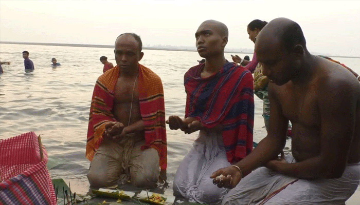 চিলমারীর ব্রহ্মপুত্রের তীরে অষ্টমীর স্নানে পুণ্যার্থীদের ভিড়