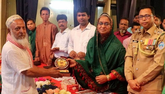 ‘শেখ হাসিনার নেতৃত্বে আজ ভিক্ষুকের হাত থেকে দাতার হাতে পরিণত হয়েছি’