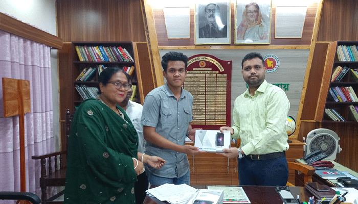 বঞ্চিত সেই ৬ মেধাবী পেলো প্রধানমন্ত্রীর উপহার