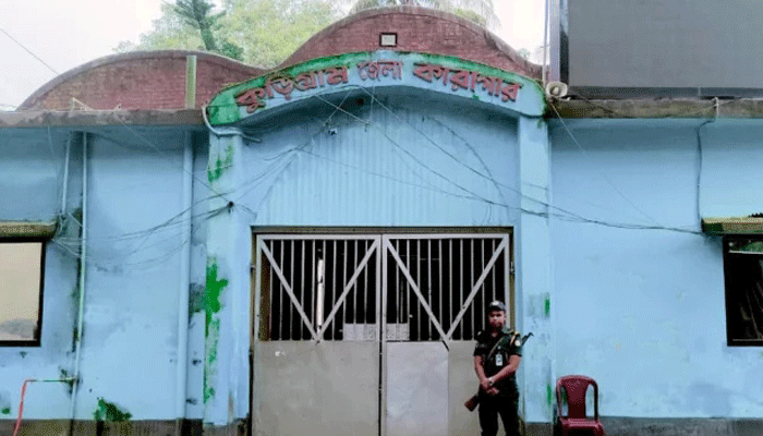 ধারণ ক্ষমতার তিনগুণ বেশি বন্দি কারাগারে!