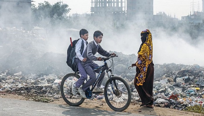 দূষিত শহরের তালিকায় আজও শীর্ষে ঢাকা