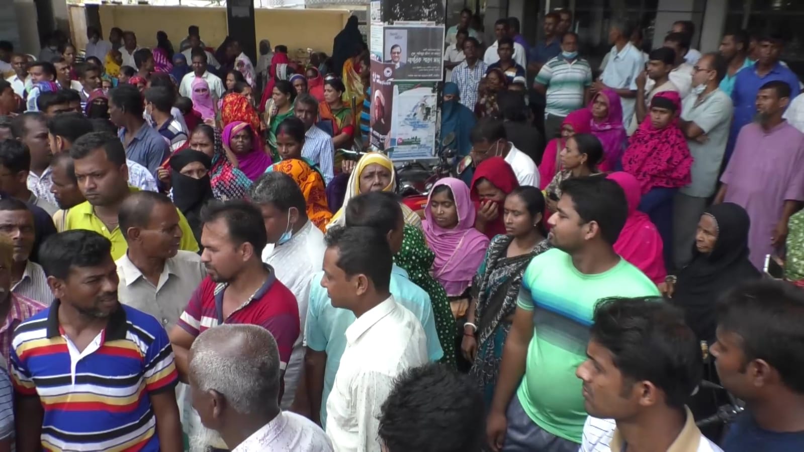 সাতক্ষীরায় এনজিও’র হাতিয়ে নেয়া টাকা ফেরতের দাবিতে ধর্মঘট
