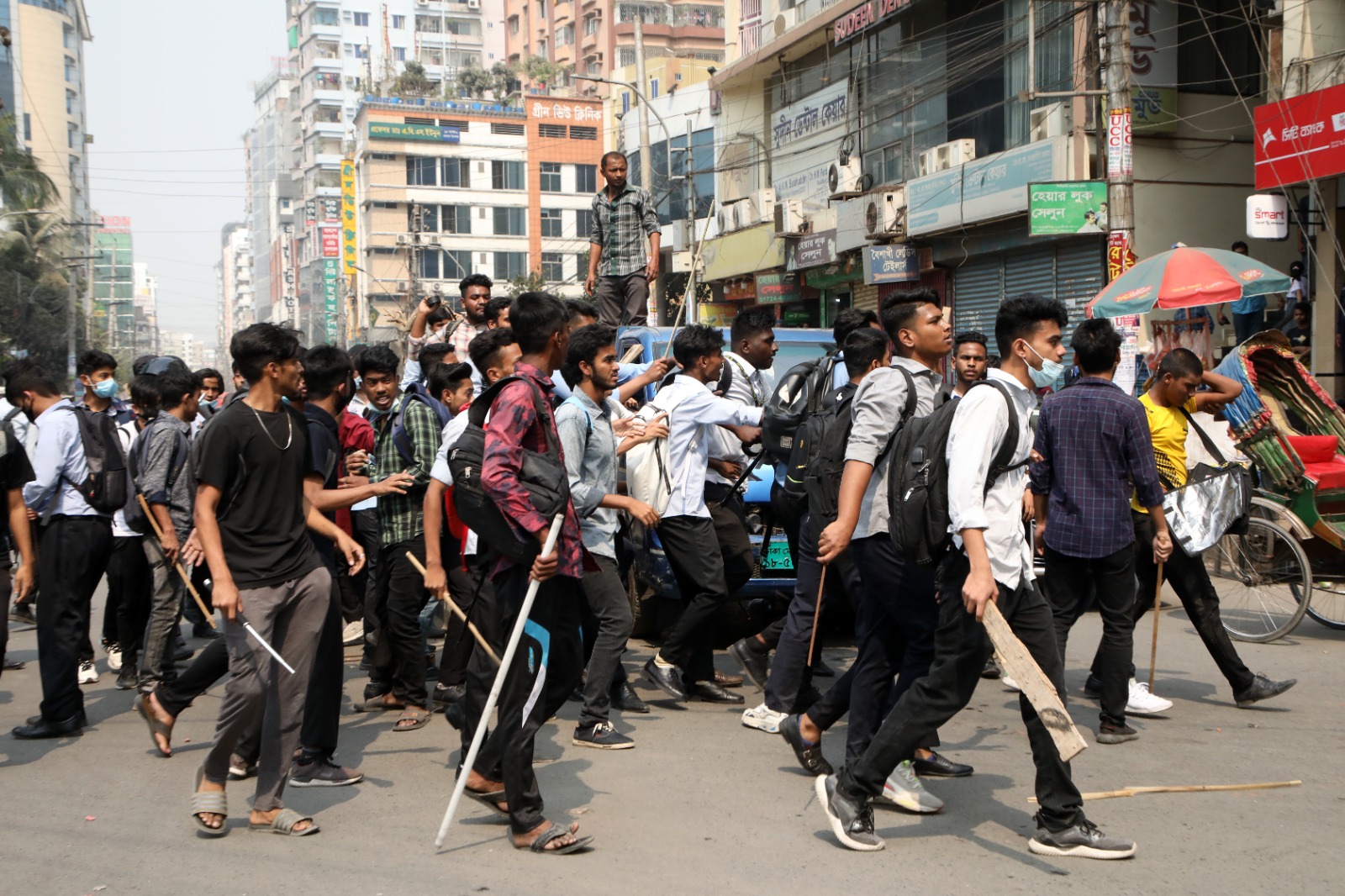 সায়েন্স ল্যাবে তিন প্রতিষ্ঠানের শিক্ষার্থীদের মধ্যে সংঘর্ষ