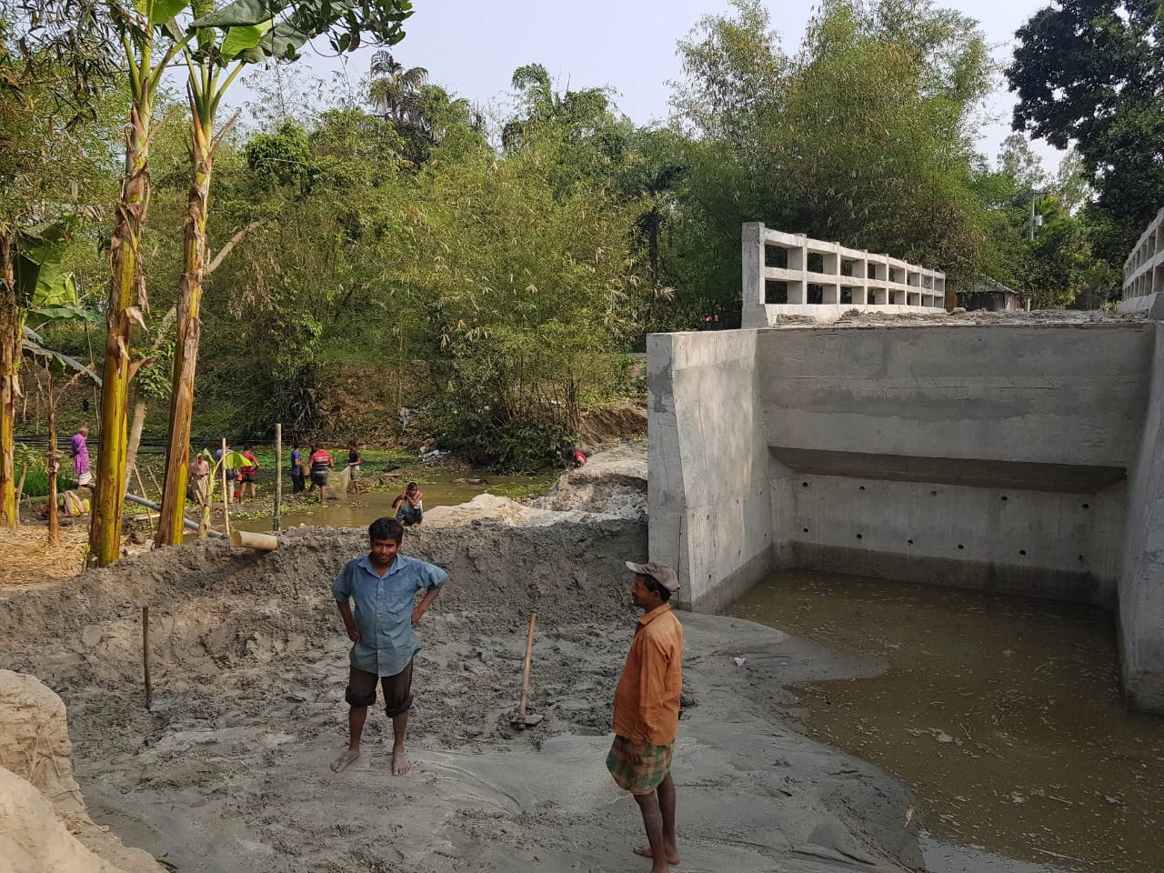 অবৈধ বালু উত্তোলনের ছবি তোলায় সাংবাদিককে মারধর